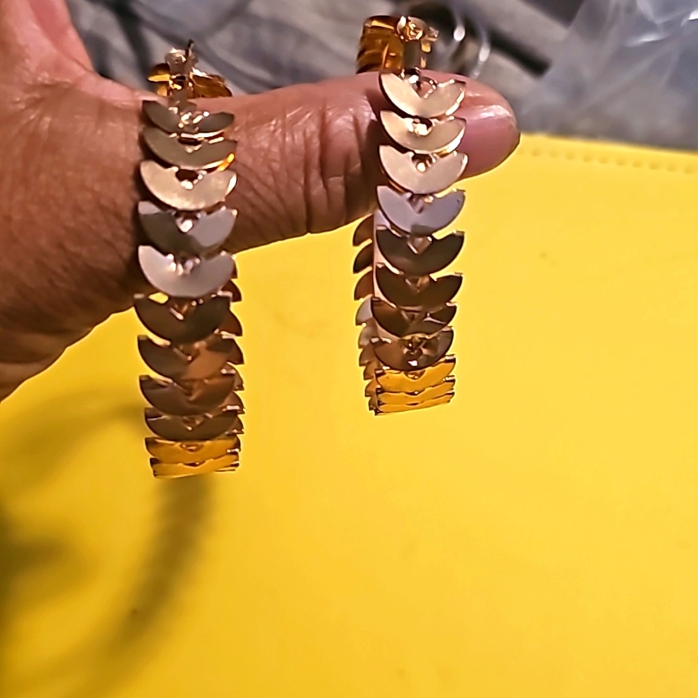 Unique Fashion Large Hoop Earrings (Pierce Post), Goldtone